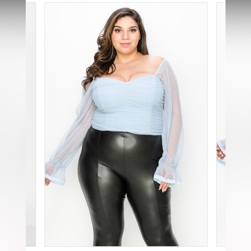 A plus-size sweetheart neck top 🩵